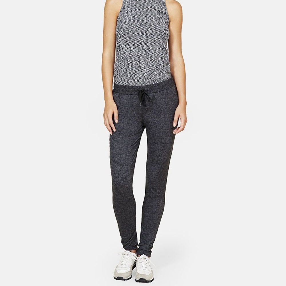 Running woman sweats cloud knit charcoal
